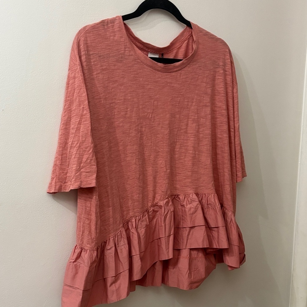 Akemi Kin - Anthropologie - Women's Coral Ruffle Hem Top - size medium - NWT